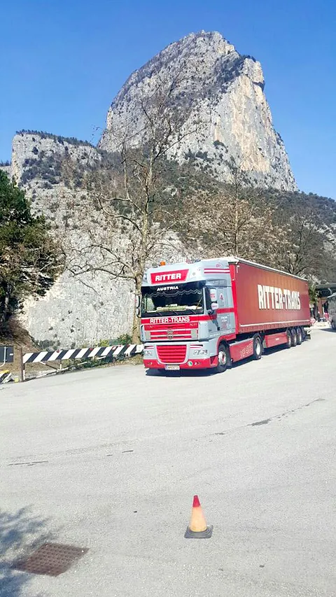 LKW vor einem Berg