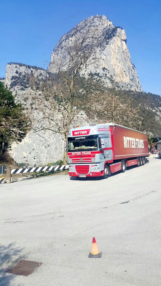 LKW vor einem Berg